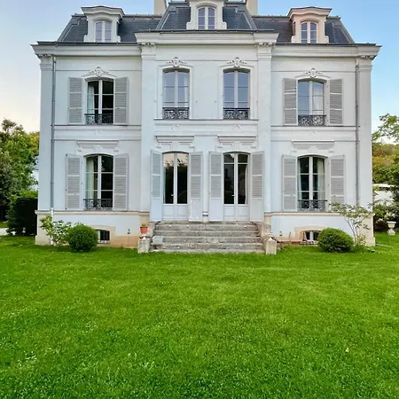 アパート Signature Topfloor Flat In A Shared Xix Century Mansion In Western Paris