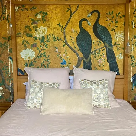 アパート Signature Topfloor Flat In A Shared Xix Century Mansion In Western Paris