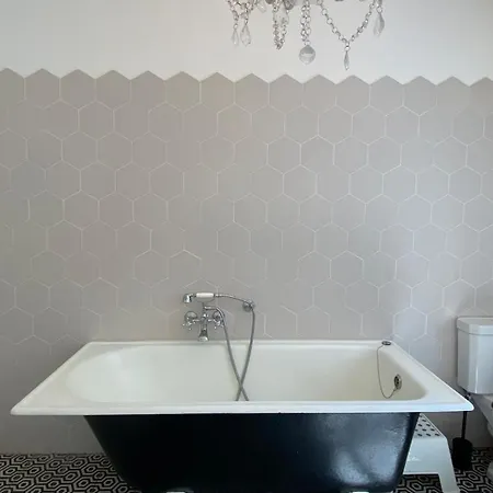 アパート Signature Topfloor Flat In A Shared Xix Century Mansion In Western Paris ヴィル・ダヴレイ